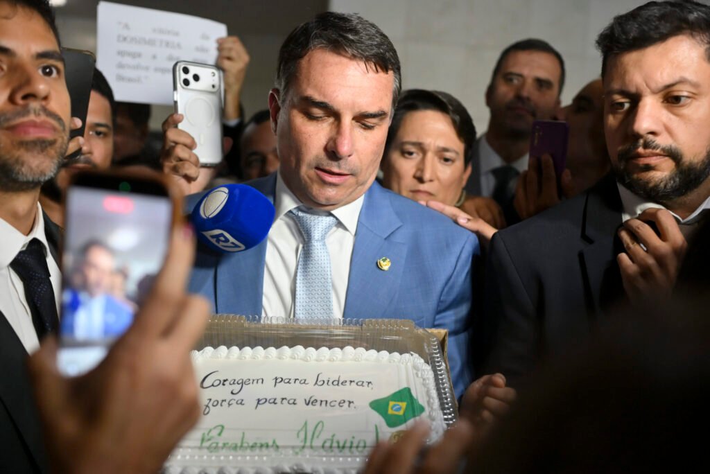 Senador Flávio Bolsonaro concede entrevista