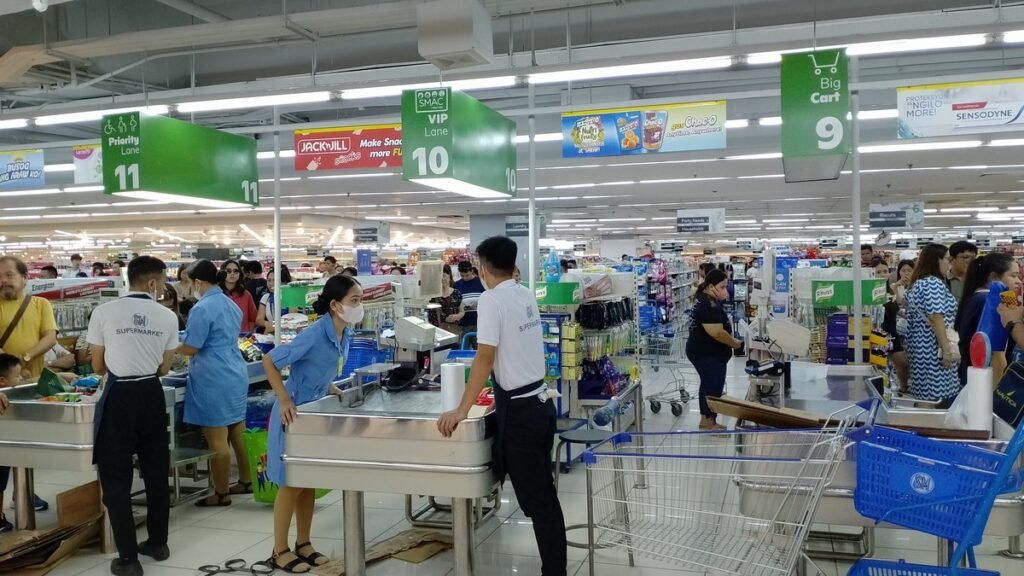 Trabalhadores em uma loja de varejo, setor que opera na escala 6x1, cujo fim pode gerar custo de R$ 5,14 bilhões para os municípios