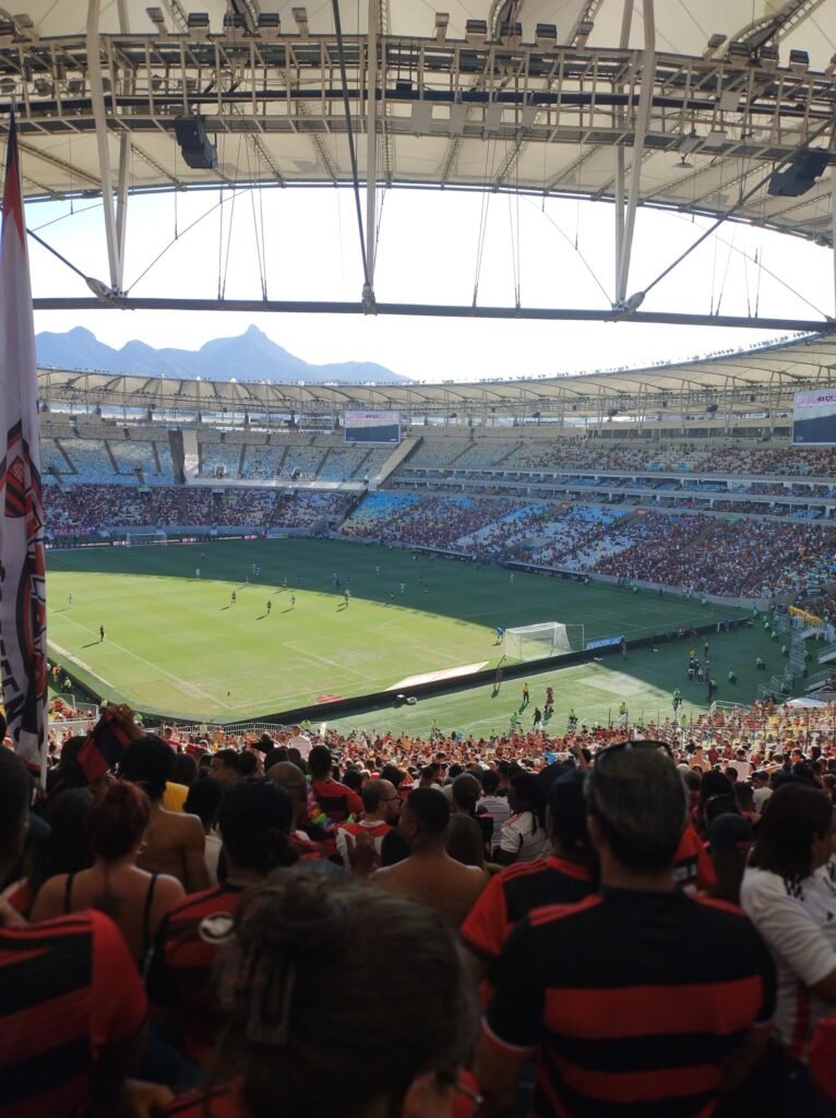 Estádio do Maracanã durante partida de futebol
