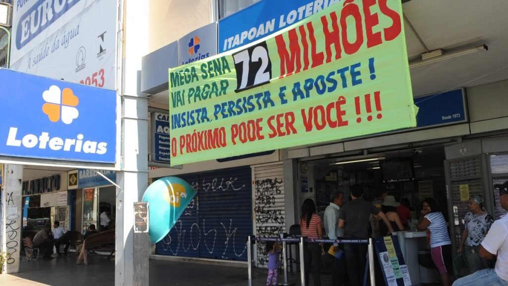 Mega-Sena 3072: fila de apostadores em lotérica