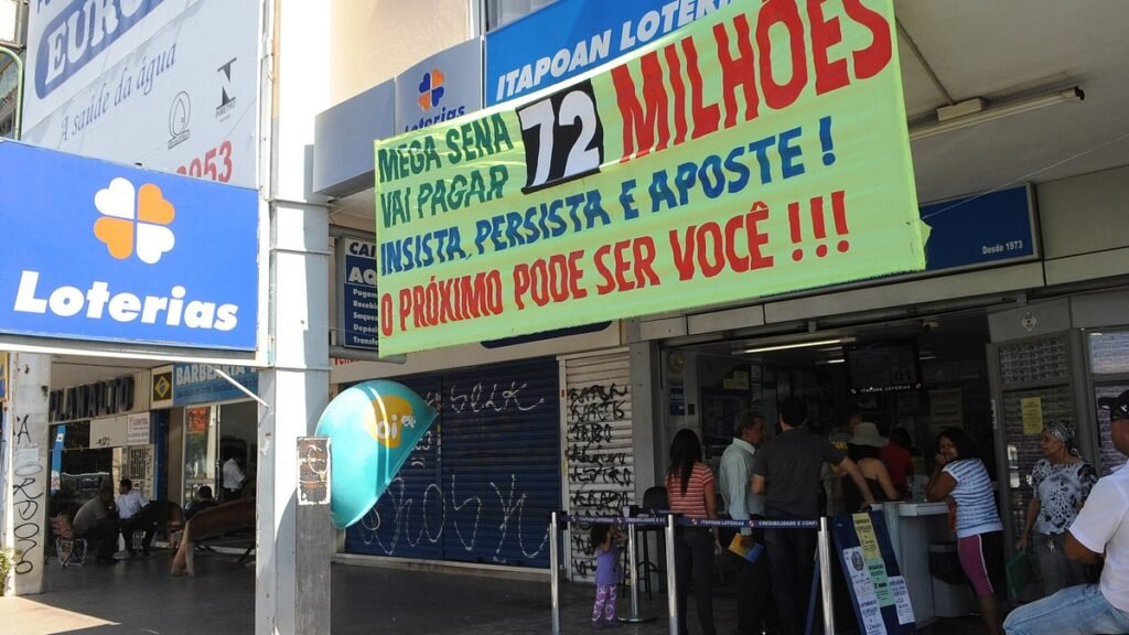 Lotérica com faixa da Mega-Sena