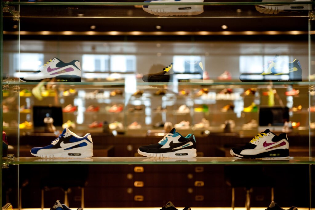 Tênis Nike expostos em vitrine da Niketown em Londres