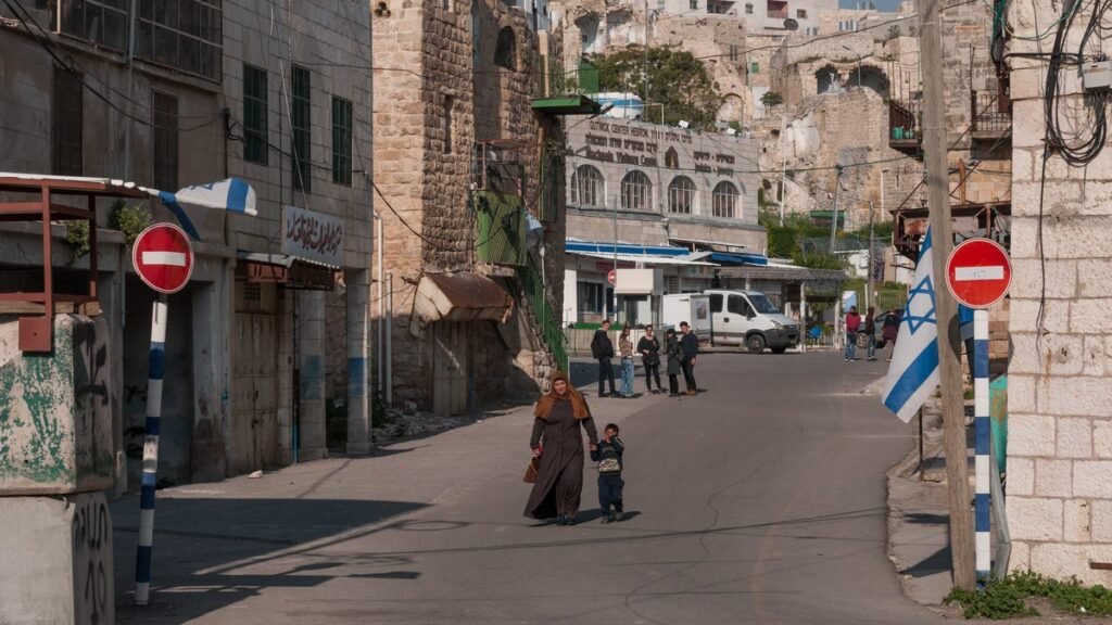 Milhares de palestinos são forçados a deixar suas casas em Hebron durante operação israelense