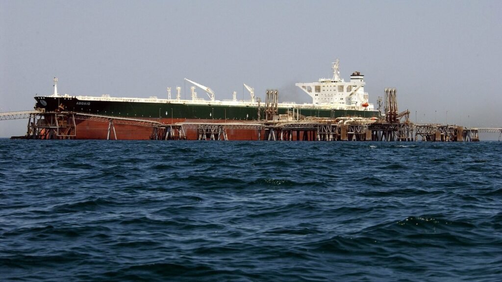 Superpetroleiro AbQaiq em terminal de petróleo no Golfo Pérsico