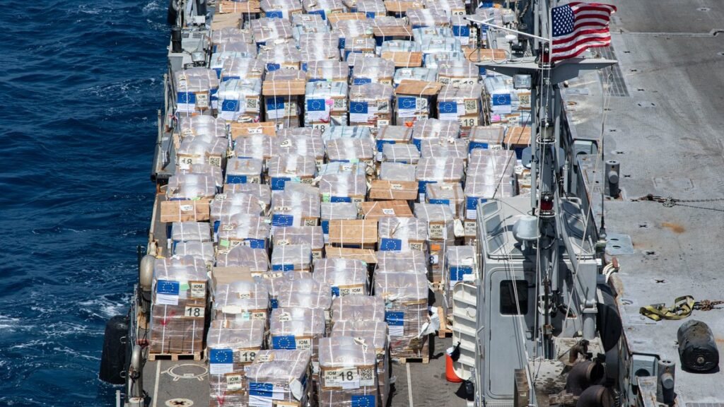 Navio com ajuda humanitária destinada a Gaza