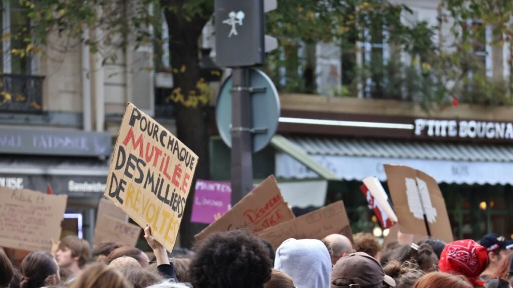 França em protesto: 70 mil policiais nas ruas, 135 presos e novos atos marcados para o dia 31